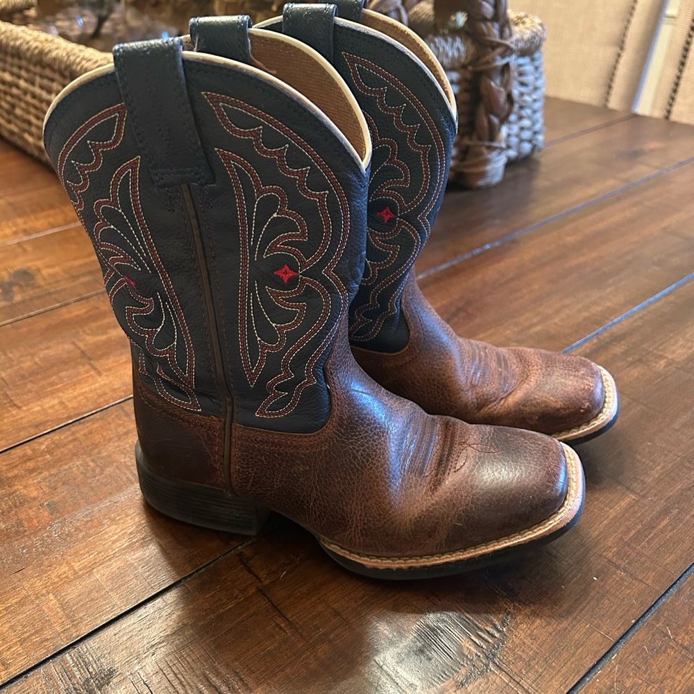 Boys ariat boots size 13 ( 6-7 year old boy size)